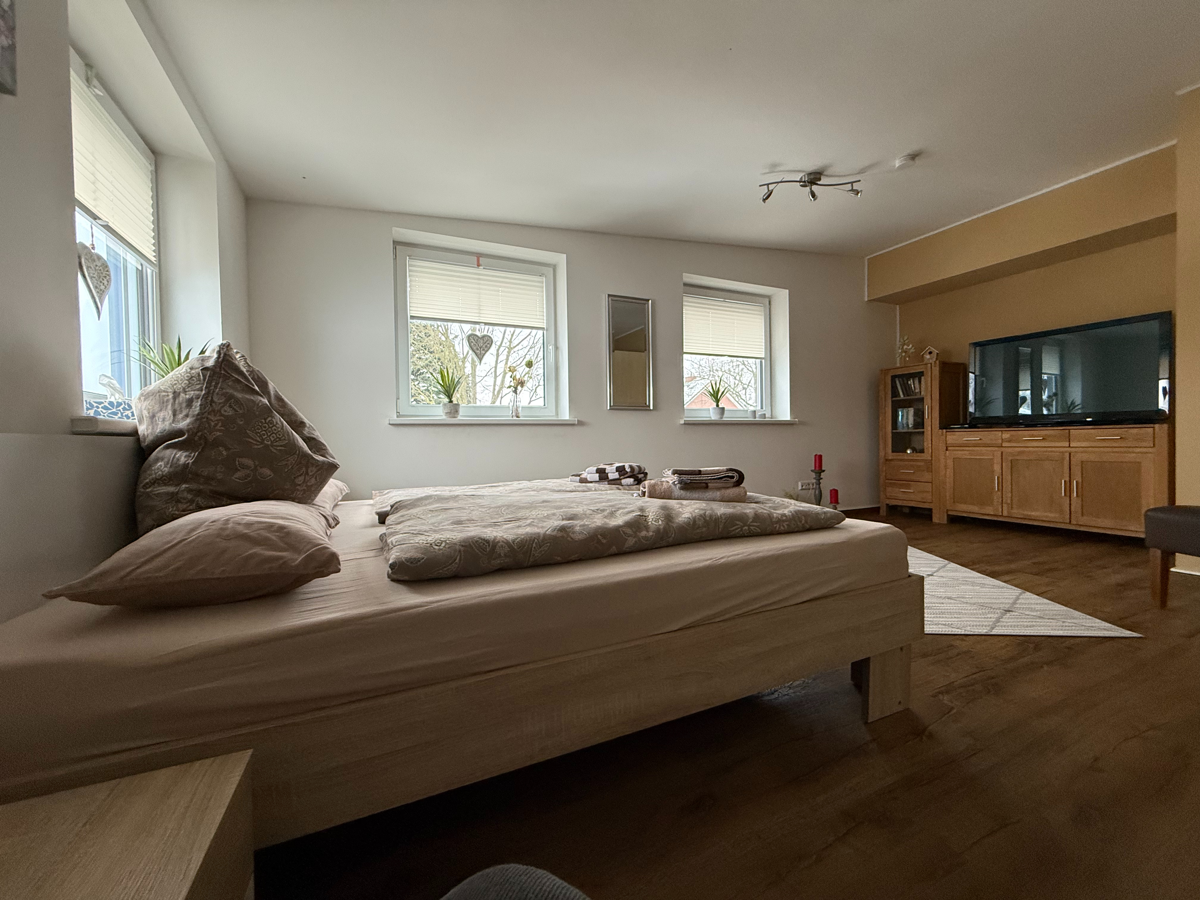 1. Schlafzimmer mit TV